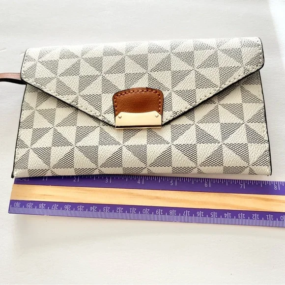 Fashion envelope wristlet - Picture 5 of 8